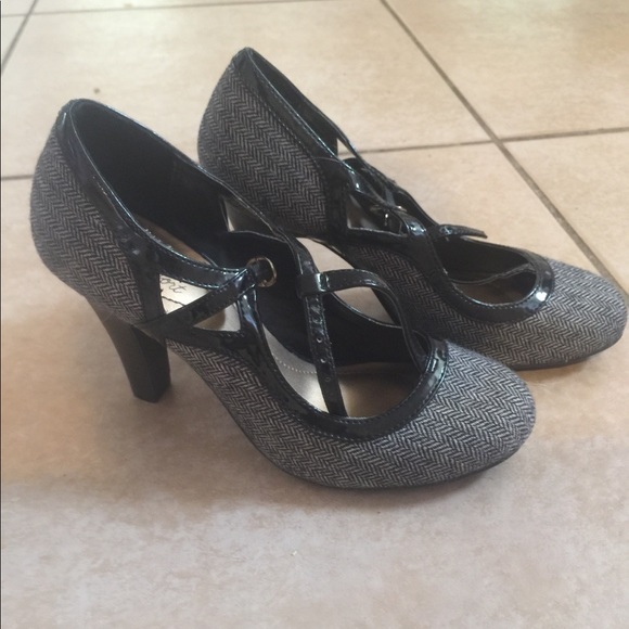 Dexflex comfirt size 6 heels. - Picture 4 of 4